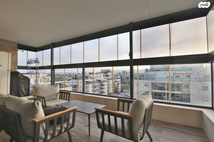 דירה, עוזי חיטמן, משכנות האומנים, קרית מוצקין