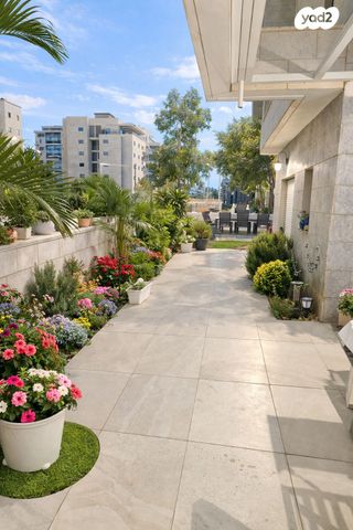 דירת גן, אריק שרון, נהריה