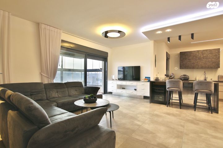 דירה, עוזי חיטמן, משכנות האומנים, קרית מוצקין