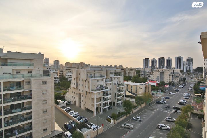 דירה, עוזי חיטמן, משכנות האומנים, קרית מוצקין