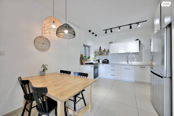 דירה, אהוד מנור 14, הזמר העברי, כפר סבא