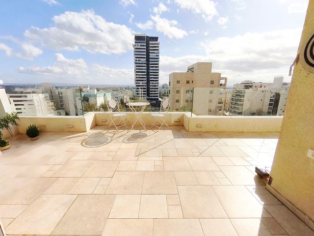 גג/ פנטהאוז, הגיבורים, מרכז העיר, חדרה