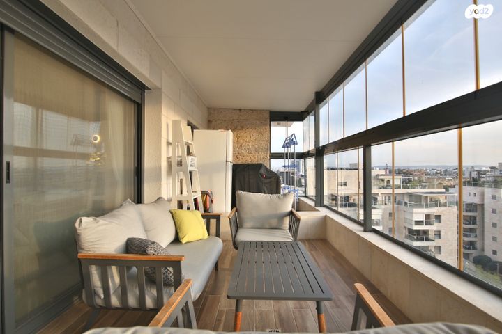 דירה, עוזי חיטמן, משכנות האומנים, קרית מוצקין