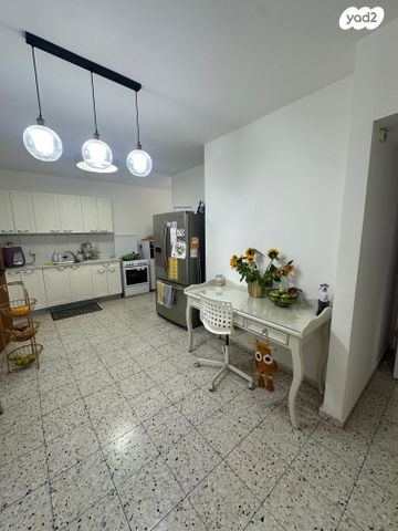 דירה, הדולב, צורן, קדימה צורן