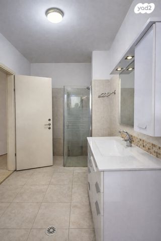 דירה, בעלי מלאכה, שאר העיר, גדרה