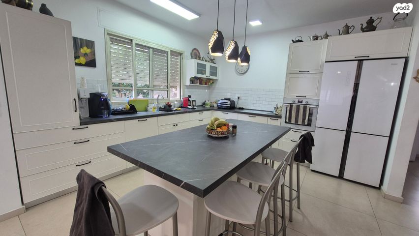 דו משפחתי, אורנית, אורנית