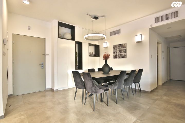 דירה, עוזי חיטמן, משכנות האומנים, קרית מוצקין