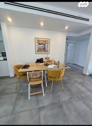 דירה, נתן אלתרמן, פסגות אפק, ראש העין