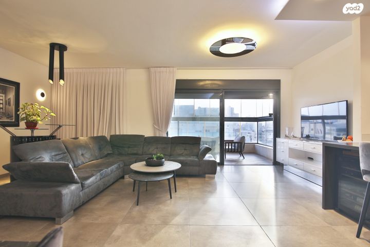 דירה, עוזי חיטמן, משכנות האומנים, קרית מוצקין