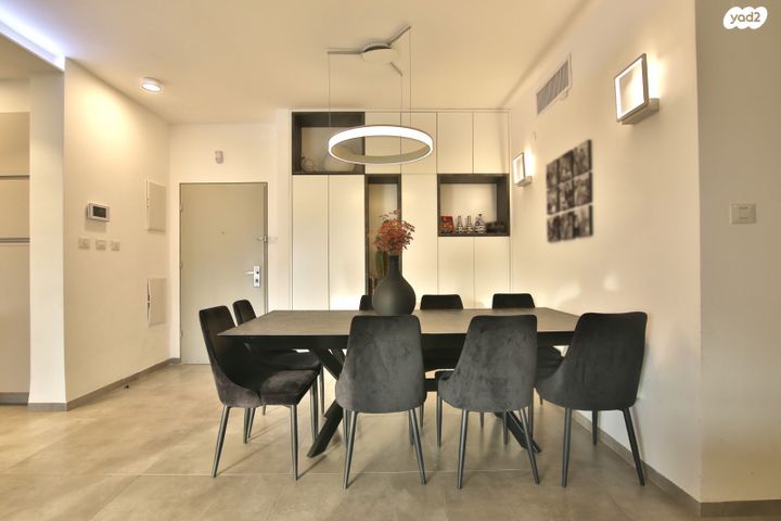 דירה, עוזי חיטמן, משכנות האומנים, קרית מוצקין