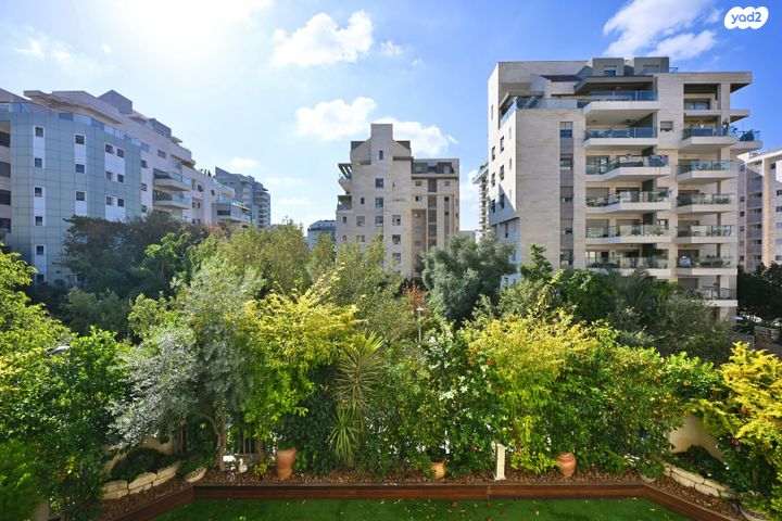 דירה, אהוד מנור 14, הזמר העברי, כפר סבא