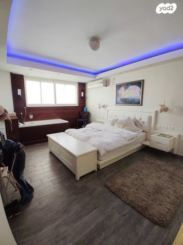 גג/ פנטהאוז, הגיבורים, מרכז העיר, חדרה