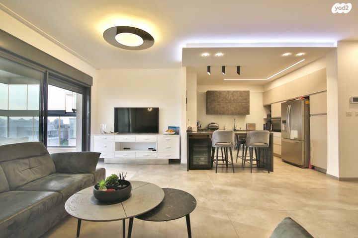 דירה, עוזי חיטמן, משכנות האומנים, קרית מוצקין