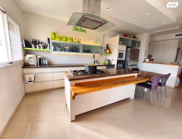 גג/ פנטהאוז, הגיבורים, מרכז העיר, חדרה