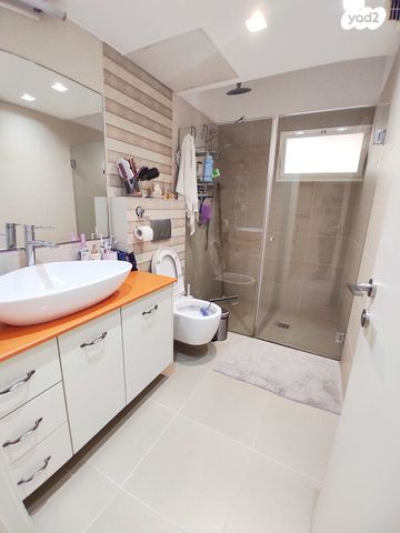 גג/ פנטהאוז, הגיבורים, מרכז העיר, חדרה