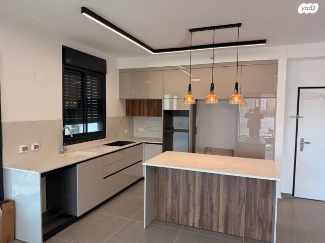 יהורם גאון 2