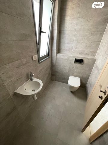 גג/ פנטהאוז, אורי אלמוג, קרית רבין, חולון