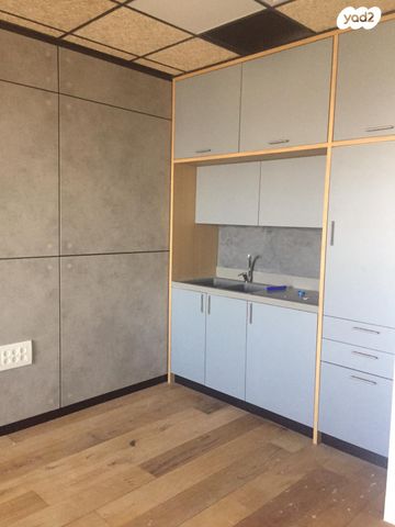 משרדים, הרב ניסנבאום 37, בת ים