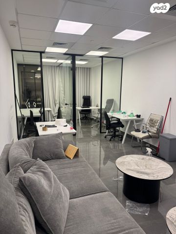 משרדים, הרב ניסנבאום 37, בת ים