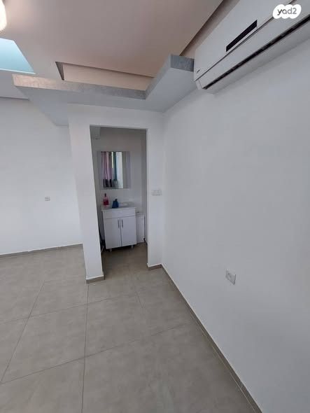 חנויות/ שטח מסחרי, פנחס ספיר, מגדל העמק