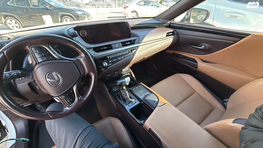 מודעת רכב לקסוס ES