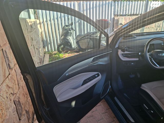 ג׳ילי Geometry C