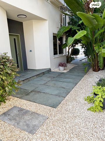 המייסדים 111