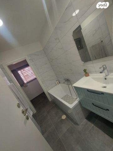 דירה, השלושה 2, מכב"י, יהוד מונוסון