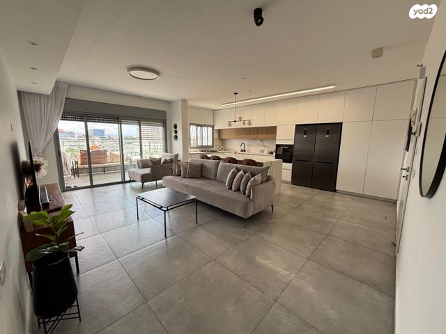 דירה, השלושה 2, מכב"י, יהוד מונוסון