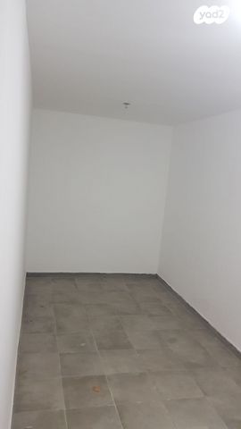 מחסן, יצחק נבון 2, נאות אריאל שרון, קרית אונו