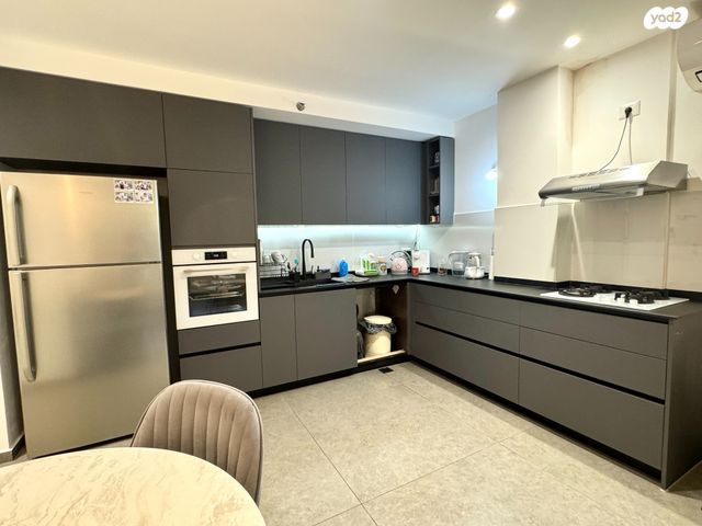 מעפילי אגוז 66