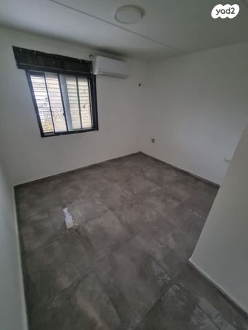 דירה, אחד העם 3, צור שלום, קרית ביאליק