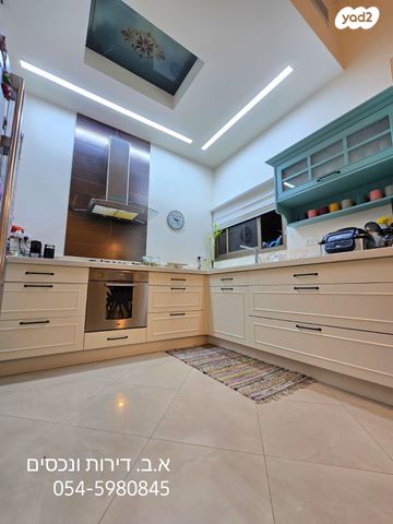 דופלקס, יהודה רגוניס, רמב"ם, ראשון לציון