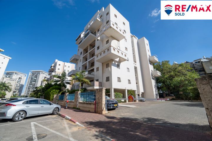 גג/ פנטהאוז, אהרון כצנלסון 12, נווה גן, פתח תקווה