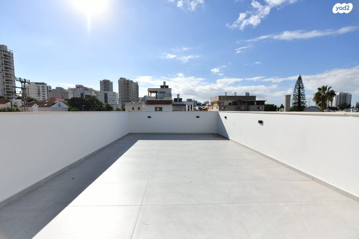 דו משפחתי, נחום סוקולוב, גבעת שמואל