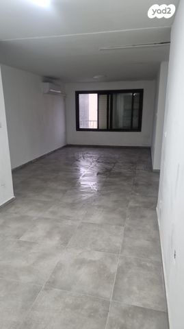 דירה, אחד העם 3, צור שלום, קרית ביאליק