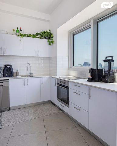 דירה, דרך מנחם בגין 160, מונטיפיורי, הרכבת, תל אביב יפו