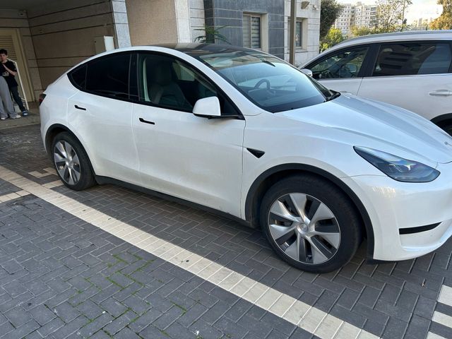 מודעת רכב טסלה מודל Y