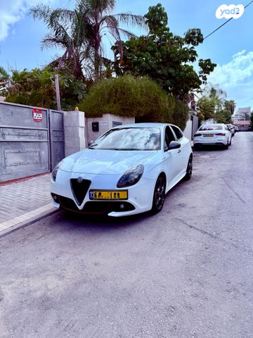 מודעת רכב אלפא רומיאו ג'ולייטה