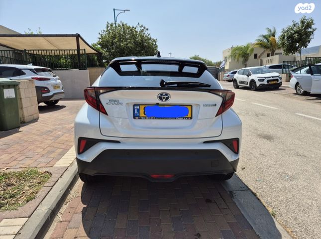 מודעת רכב טויוטה C-HR