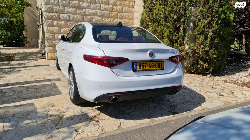 מודעת רכב אלפא רומיאו ג'וליה