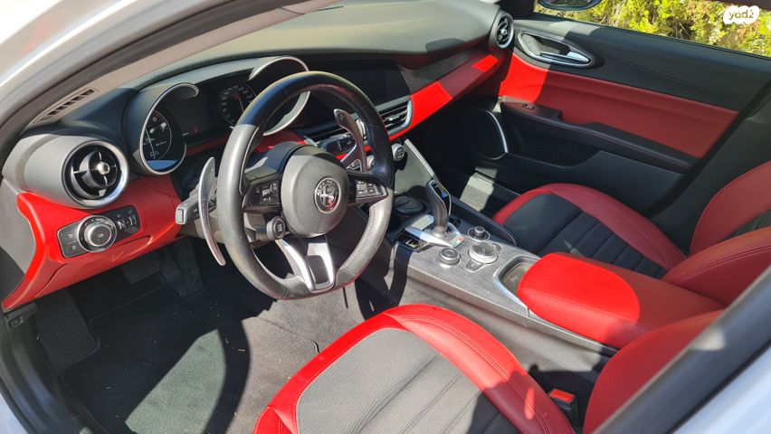 אלפא רומיאו ג'וליה