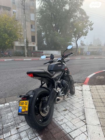 טריומף Trident 660