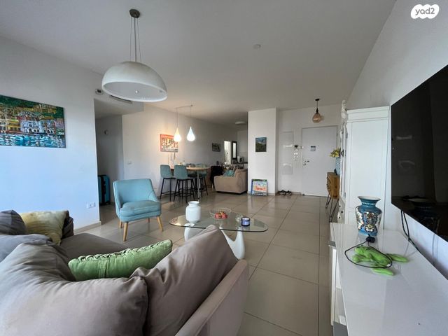 דירה, עופרה חזה 8, הזמר העברי, כפר סבא