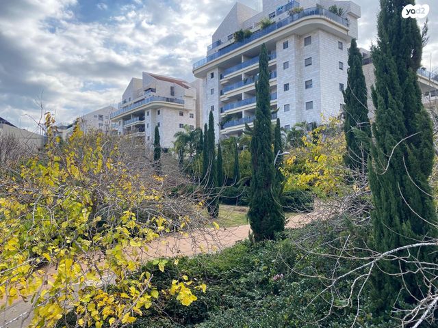 דירה, עופרה חזה 8, הזמר העברי, כפר סבא