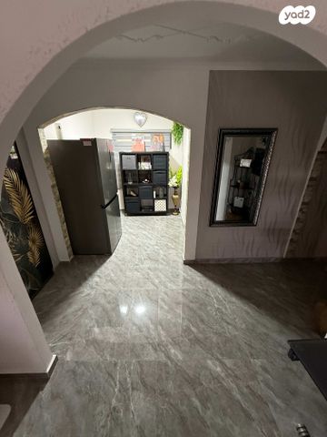 דירה, הרצל 155, שכונה ותיקה - מרכז העיר, מעלות תרשיחא