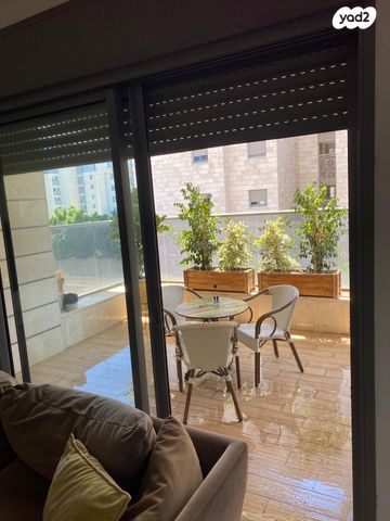 דירה, עופרה חזה 8, הזמר העברי, כפר סבא