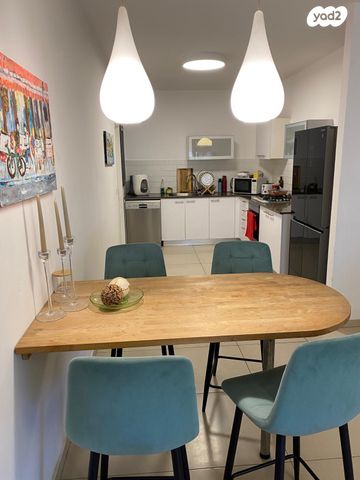 דירה, עופרה חזה 8, הזמר העברי, כפר סבא