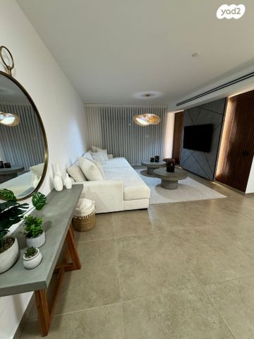 הרב עובדיה יוסף 80