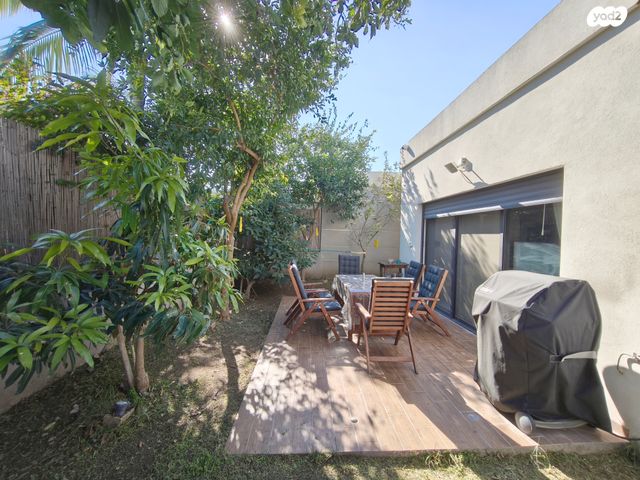 דו משפחתי, מרים בן פורת 14, האגרוף, עכו